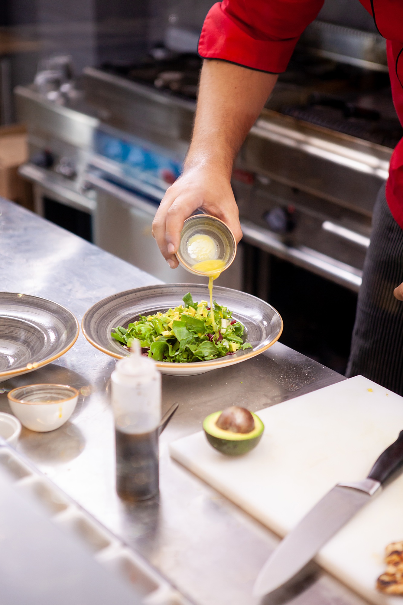 Chef seasoning delicious salade